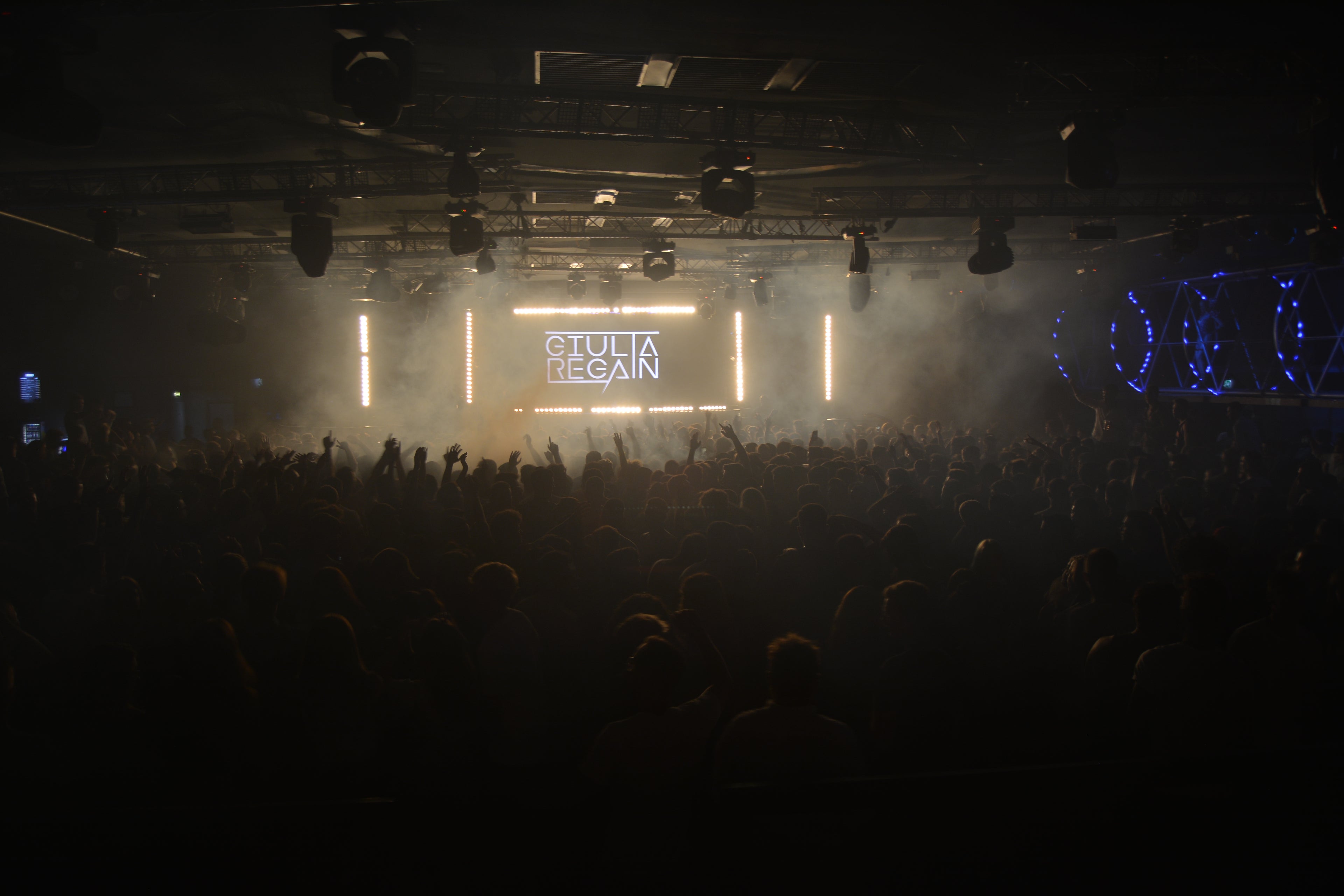 #GMAGIC TOUR: lo show di Giulia Regain tra musica, luci, spiritualità e spettacolo. Un’esperienza unica per eventi, festival e location esclusive.