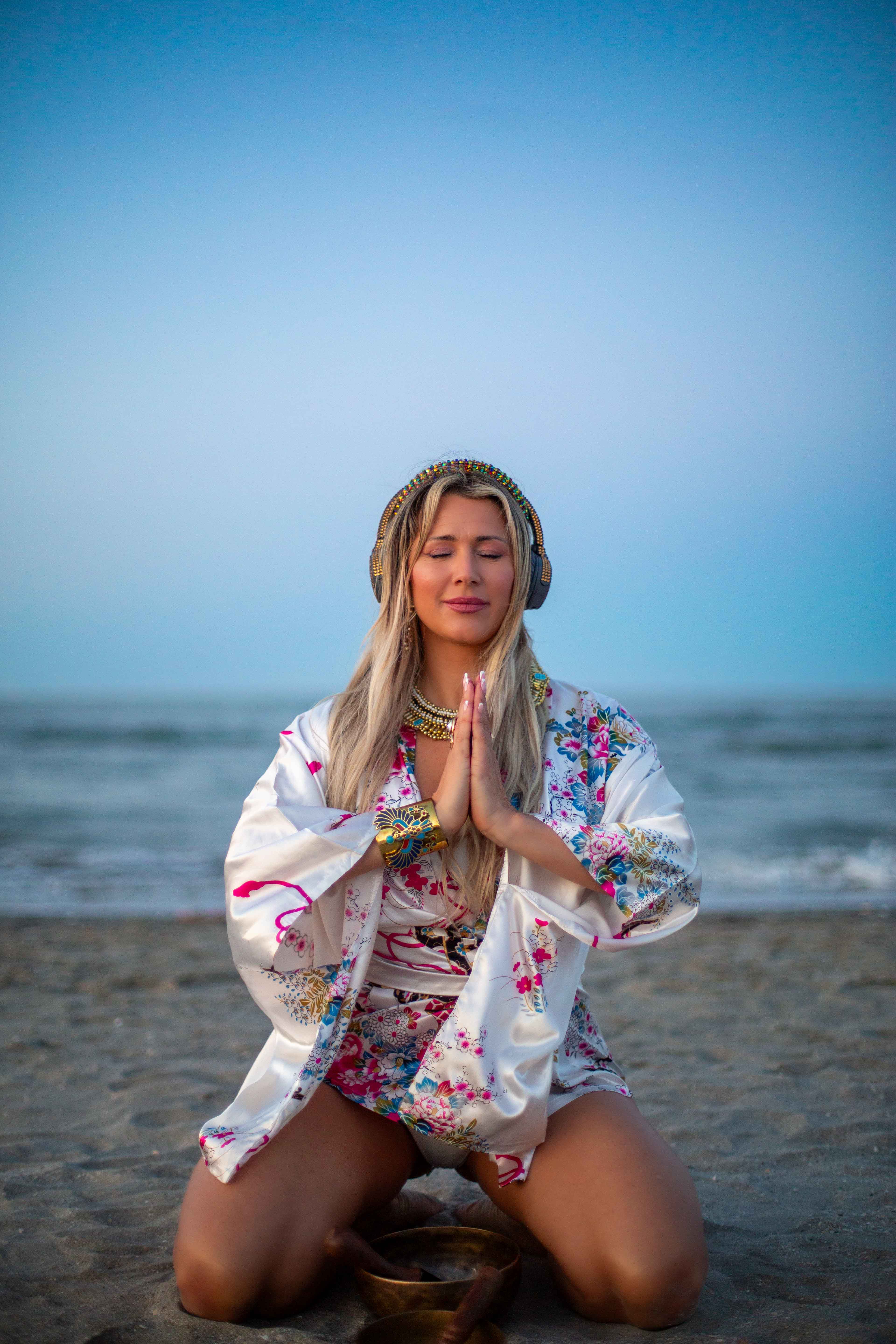 Luna Bianca Rosa è il DJ set spirituale di Giulia Regain: suoni 432 Hz, vibrazioni mistiche e musica per eventi olistici, retreat e cerimonie sacre.