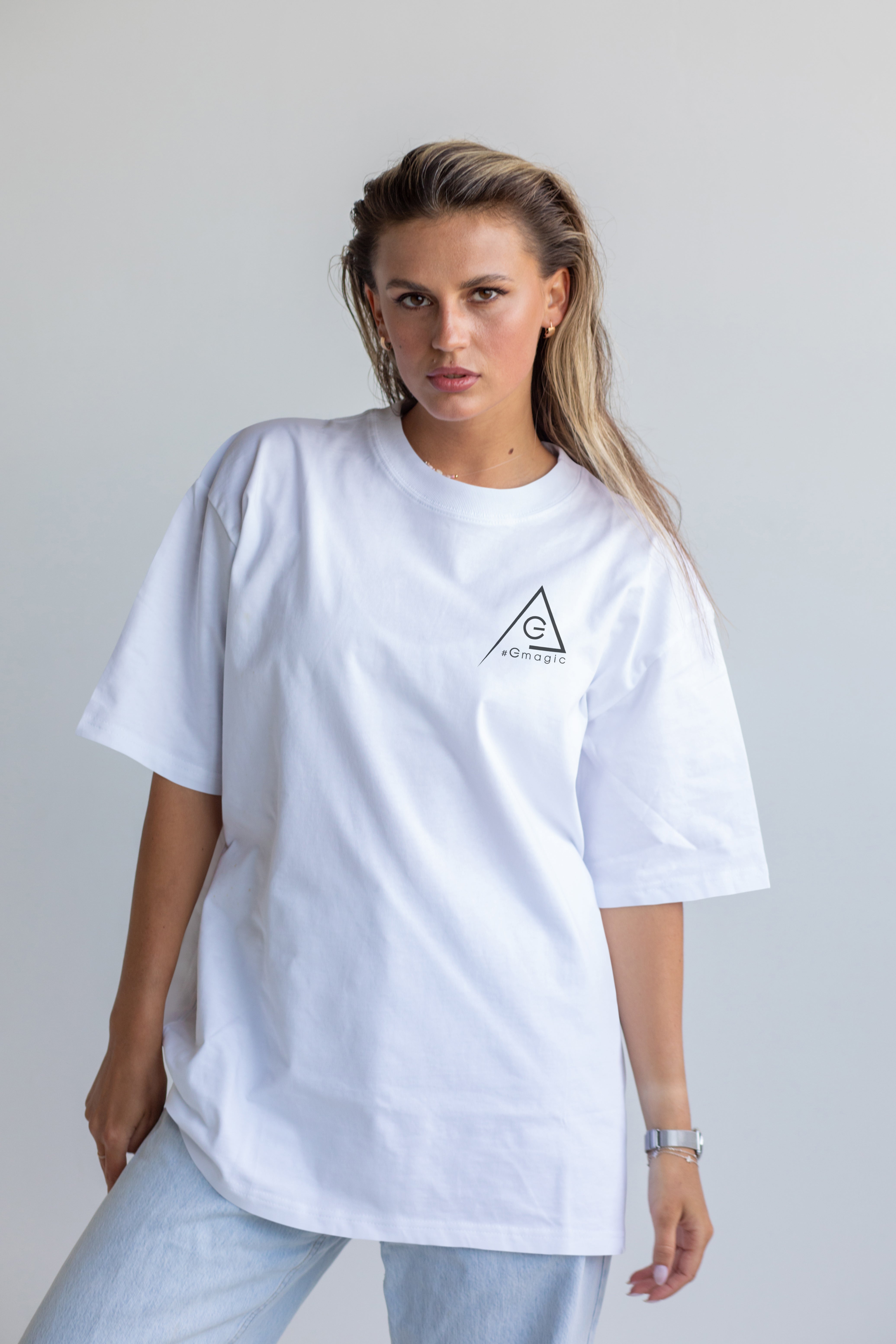 T-shirt #Gmagic in cotone: moda simbolica e consapevole per esprimere la tua energia interiore con stile.